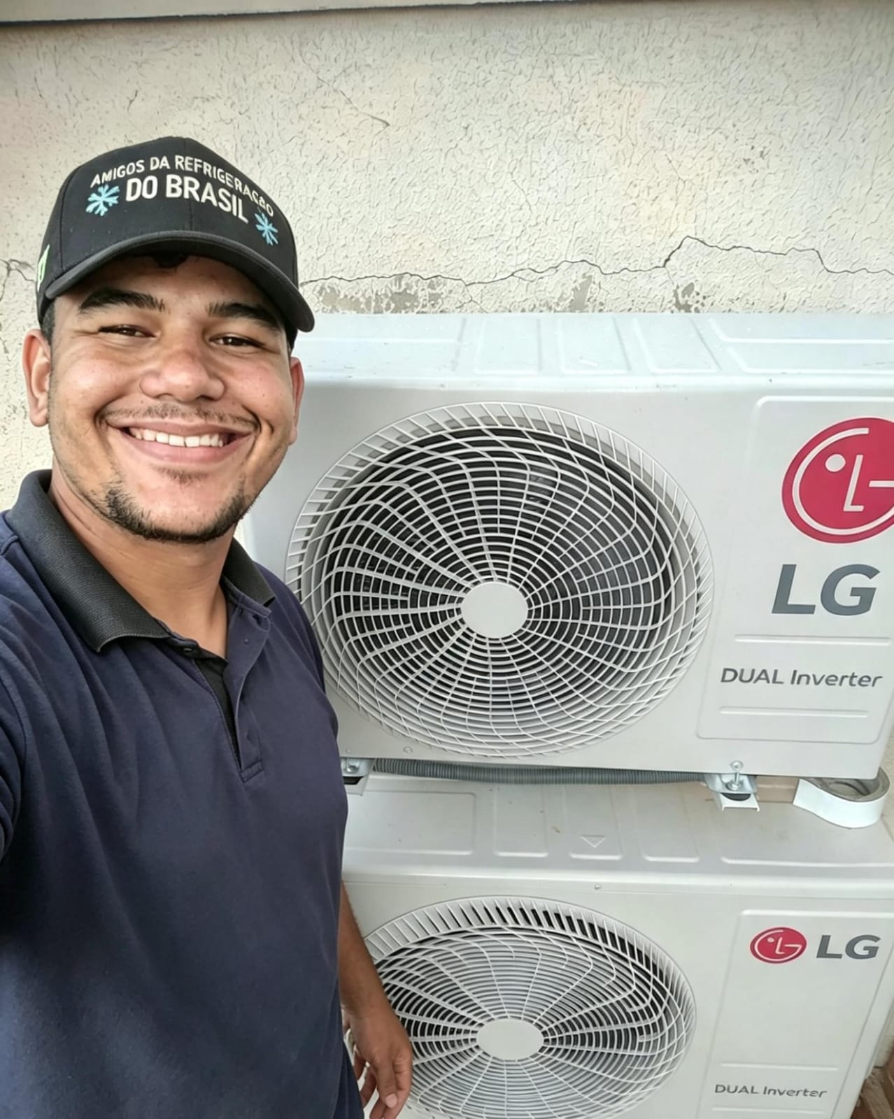 Técnico da Lltech ao lado de condensadoras LG instaladas